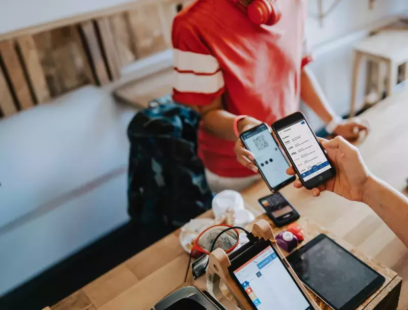 CAA member using app to get discounts on retail purchases.